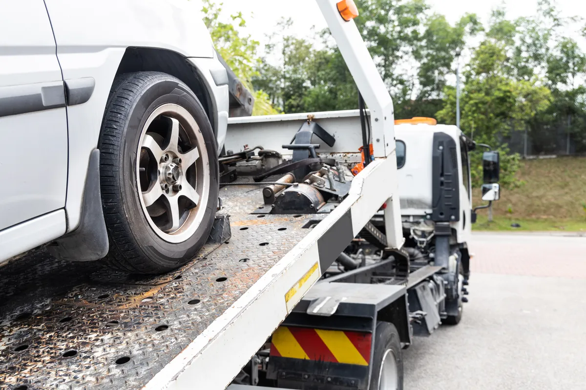 Grúa de plataforma transportando un vehículo averiado con tarifas claras en Quito